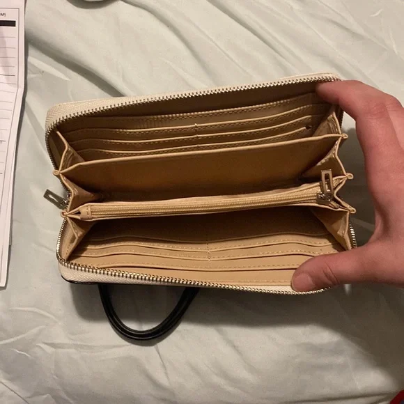 Guess Wallet - Picture 3 of 4